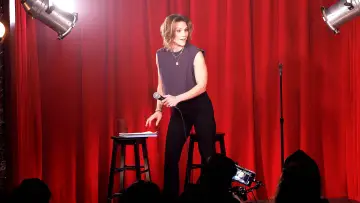 Zasłona do filmu "Cameron Esposito: Four Pills" #1641014
