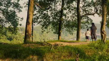 Zasłona do filmu "Em bé đồng bóng, em bé ngạo nghễ và em bé đau lòng" #1142344