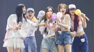 Zasłona do filmu "Red Velvet Happiness Diary : My Dear, ReVe1uv in Cinemas" #1712318