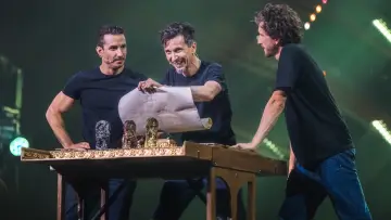Zasłona do filmu "Ferrari, Tsamere, Lecaplain : La Tournée du Trio" #650067