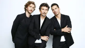 Zasłona do filmu "Ferrari, Tsamere, Lecaplain : La Tournée du Trio" #650071