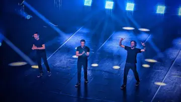 Zasłona do filmu "Ferrari, Tsamere, Lecaplain : La Tournée du Trio" #650075