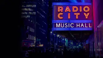 Zasłona do filmu "SNL50: The Homecoming Concert" #731318