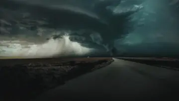 Zasłona do filmu "Tornado: Miasto w pułapce" #692037