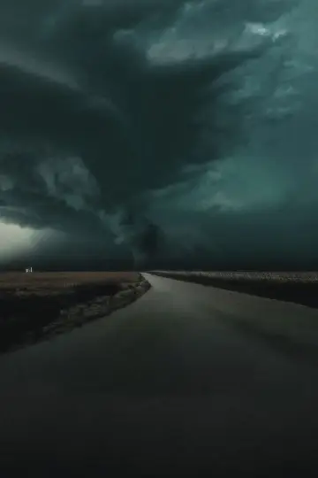 Plakat do filmu "Tornado: Miasto w pułapce" #692054