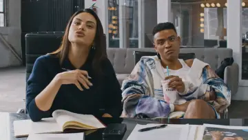 Zasłona do filmu "Idiotka" #767250