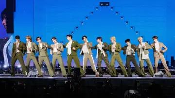 Zasłona do filmu "세븐틴 [라잇 히어] 월드 투어 인 시네마" #981838