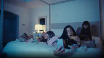 Zasłona do filmu "Bitches" #1747029