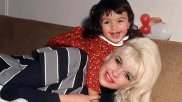 Zasłona do filmu "Moja mama Jayne" #847061