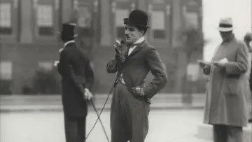 Zasłona do filmu "Chaplin et "Les temps modernes", La voie du silence" #719635