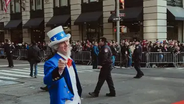 Zasłona do filmu "Everyone Is Lying to You for Money" #1770169
