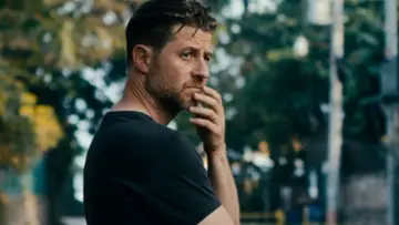 Zasłona do filmu "Everyone Is Lying to You for Money" #775625