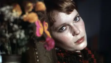 Zasłona do filmu "Mia Farrow, en clair-obscur" #879387