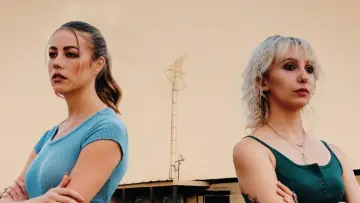 Zasłona do filmu "Off the Air" #1804903
