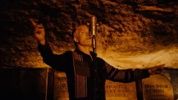 Zasłona do filmu "Queens of the Stone Age: Alive in the Catacombs" #940693