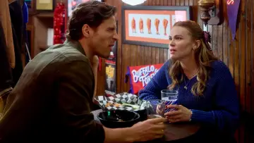 Zasłona do filmu "Holiday Touchdown: A Bills Love Story" #979378