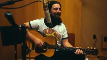 Zasłona do filmu "Noah Kahan: Out of Body" #773577