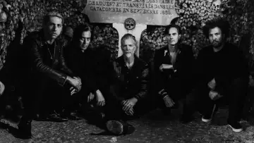 Zasłona do filmu "Queens of the Stone Age: Alive in Paris and Before" #1618658