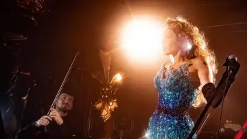 Zasłona do filmu "Billions Club Live with Miley Cyrus: A Concert Film" #871940
