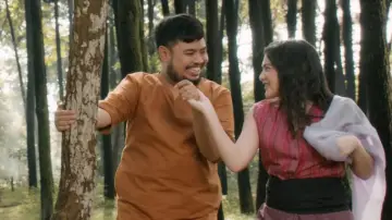 Zasłona do filmu "Kang Solah (From Kang Mak) x Nenek Gayung" #636094