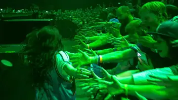 Zasłona do filmu "Billie Eilish - Hit Me Hard and Soft: The Tour (Live in 3D)" #816338