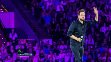 Zasłona do filmu "Rafał Pacześ - ProkuraTOUR