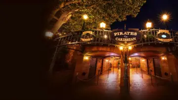 Zasłona do filmu "Pirates of the Caribbean | Disneyland Resort" #1878691