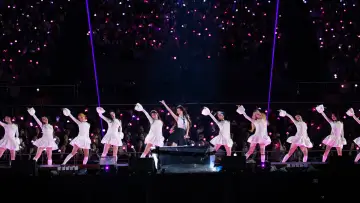 Zasłona do filmu "2024 IU HEREH WORLD TOUR CONCERT ENCORE：THE WINNING" #703243