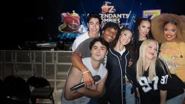 Zasłona do filmu "Descendants & Zombies Worlds Collide: Concert Special" #792900