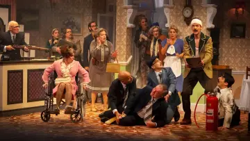Zasłona do filmu "Fawlty Towers: The Play" #1833656