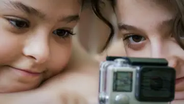 Zasłona do filmu "سه خواهر" #776871