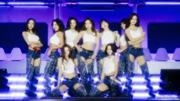 Zasłona do filmu "TWICE: Up Next - Lollapalooza Chicago 2025" #1798150