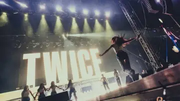 Zasłona do filmu "TWICE: Up Next - Lollapalooza Chicago 2025" #1798152