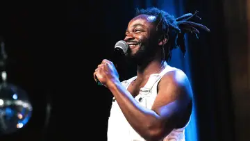 Zasłona do filmu "Demi Adejuyigbe: Is Going to Do One (1) Backflip" #1152060