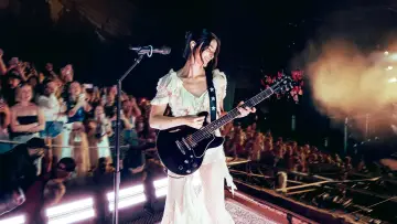 Zasłona do filmu "Apple Music Live: Gracie Abrams" #923890