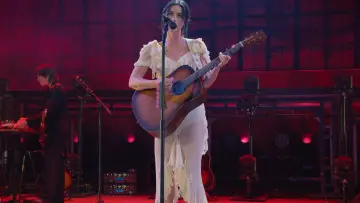 Zasłona do filmu "Apple Music Live: Gracie Abrams" #923896