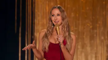 Zasłona do filmu "Nikki Glaser: Good Girl" #818496