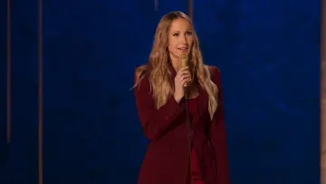 Zasłona do filmu "Nikki Glaser: Good Girl" #818502