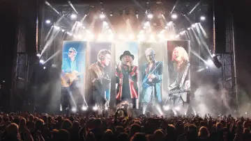 Zasłona do filmu "Def Leppard: Diamond Star Heroes – Live From Sheffield" #1697264
