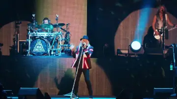 Zasłona do filmu "Def Leppard: Diamond Star Heroes – Live From Sheffield" #1697266