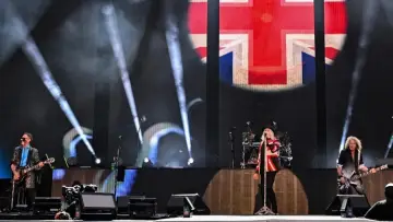 Zasłona do filmu "Def Leppard: Diamond Star Heroes – Live From Sheffield" #1697268