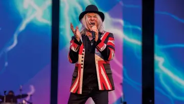 Zasłona do filmu "Def Leppard: Diamond Star Heroes – Live From Sheffield" #1697269