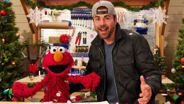 Zasłona do filmu "Elmo i Mark Rober: Dzień Prezentów" #641413