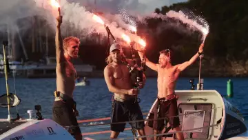 Zasłona do filmu "Out of Our Depth: Three Brothers in a Boat" #627316
