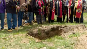Zasłona do filmu "Aanikoobijigan [ancestor/great-grandparent/great-grandchild]" #546893