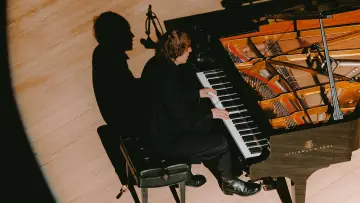 Zasłona do filmu "Cameron Winter at Carnegie Hall" #1900432