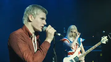 Zasłona do filmu "David Bowie – Heroes Never Die" #541527