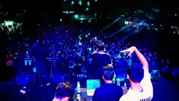 Zasłona do filmu "Oasis Bandung Live Forever" #543706