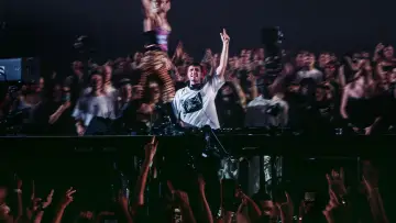 Zasłona do filmu "Apple Music Live: Fred again.." #544712