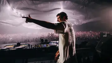 Zasłona do filmu "Apple Music Live: Fred again.." #544713